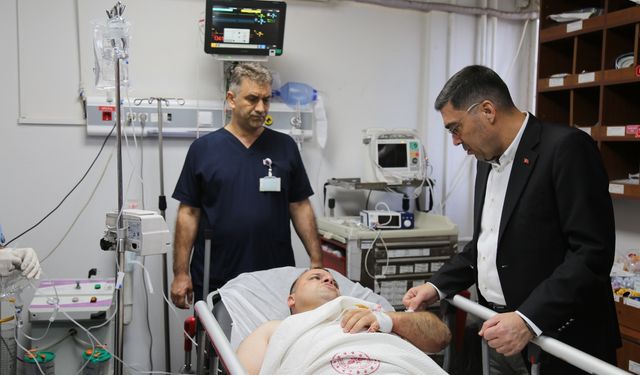 Nöbet tutan polis memuru, kolundan bıçaklandı