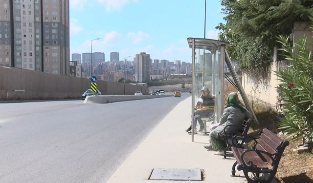 Otobüs durağına öğrenciler için taştan bank yapmıştı, bu kez İETT'den karşı kaldırıma durak istedi