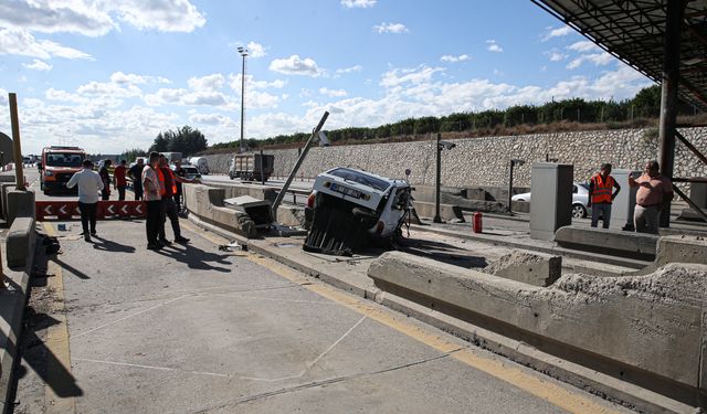 Otomobil, otoyol gişelerinde beton bariyerlere çarptı: 2 ölü