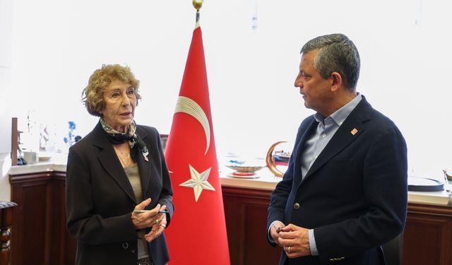 Özgür Özel, CHP'ye üye olan Ayşe Kulin'e rozet taktı