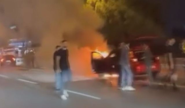Pendik'te seyir halindeki otomobil alev alev yandı