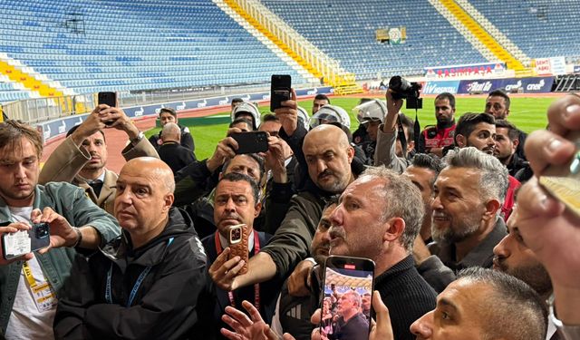 Sergen Yalçın, Kasımpaşa maçının ardından deplasman tribününe gitti
