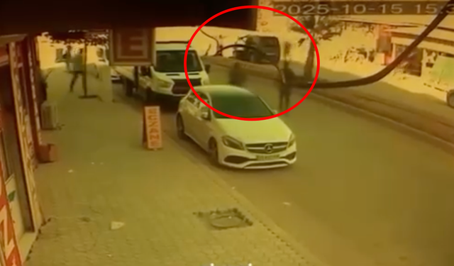 Şırnak'ta hafif ticari araçla çarpışan motosikletin sürücüsü ağır yaralandı; kaza kamerada