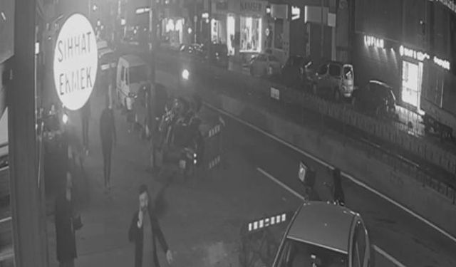 Sultangazi'de tek teker üzerinde ilerleyen motosikletli otomobile çarptı; kaza kamerada