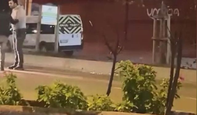 Sultangazi'de yolda ilerleyen araca yumruk attı; kendisini uyaranları bıçakla tehdit etti