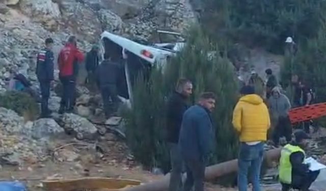 Tarım işçilerini taşıyan minibüs şarampole yuvarlandı: 5 ölü, 14 yaralı
