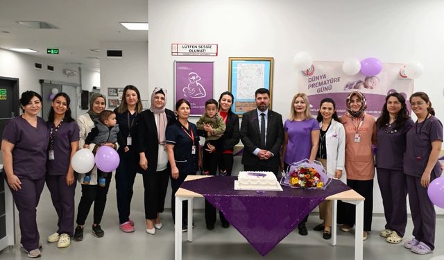 3,5 yaşındaki Oğuzhan, 'Dünya Prematüre Günü'nde doktorunu ziyaret edip, çiçek verdi