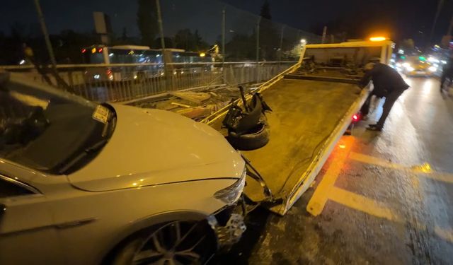 Avcılar'da D-100'de yan yola uçan otomobil, bariyerleri parçalayarak yayalara çarptı: 3 yaralı