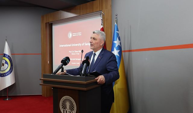 Bakan Bolat, Uluslararası Bosna Üniversitesi'nde öğrencilerle bir araya geldi