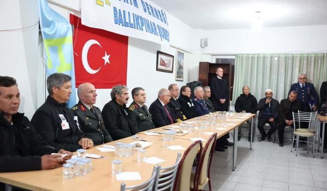 Bakan Güler, Şehit Pilot Cüneyt Kandemir'in evine taziye ziyaretinde bulundu