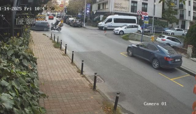 Beşiktaş'ta motosikletin otomobile çarptığı kaza kamerada