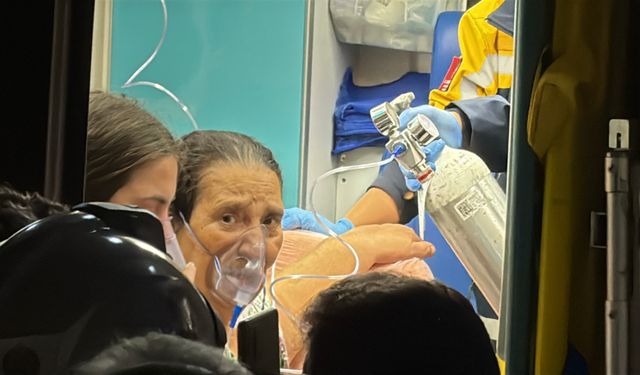 Beyoğlu'nda 2 katlı binada çıkan yangında mahsur kalan 4 kişi kurtarıldı