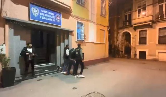 Beyoğlu'nda yere düşen telefonu alıp kaçan şüpheli kamerada