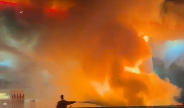 Çekmeköy'de otomobil akaryakıt istasyonuna daldı; 2 otomobil yandı