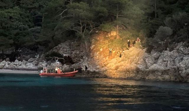 Fethiye'de kayalık kesimde mahsur kalan 21 kaçak göçmen kurtarıldı