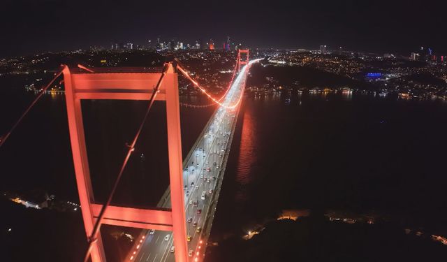 FSM Köprüsü ve Galata Kulesi 'Kadına Şiddetle Mücadele Günü' kapsamında turuncu renkle ışıklandırıldı