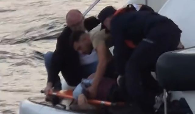 İstanbul Boğazı'nda boğulma tehlikesi geçiren kadını denize atlayarak kurtardı; o anlar kamerada