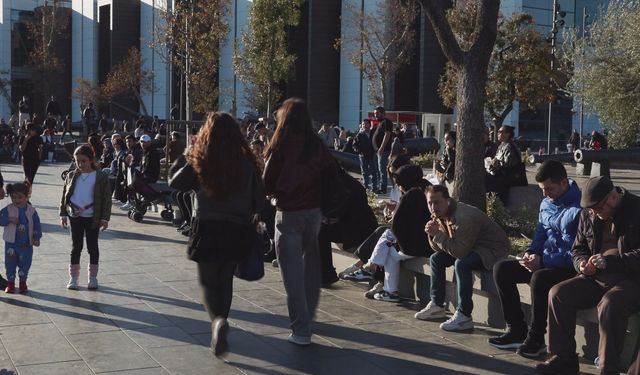 İstanbul'da ara tatil biterken güneşli havayı fırsat bilenler sahilleri doldurdu
