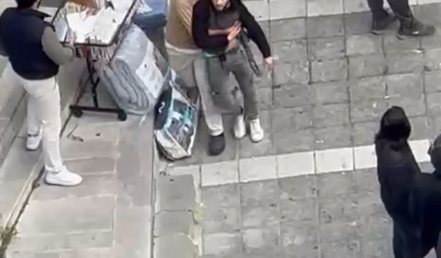 Kağıthane'de ağabey kardeşini rahatsız eden 2 kişiyi bıçakladı; kavga kamerada