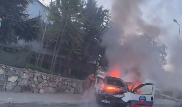 Kağıthane'de hafif ticari araç alev alev yandı