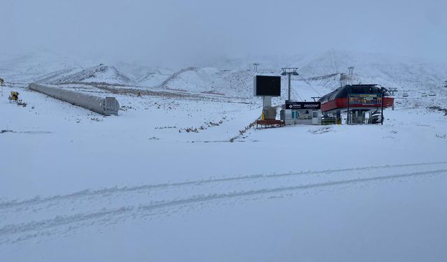 Kayseri'de kent merkezinde sağanak, Erciyes'te kar etkili oldu