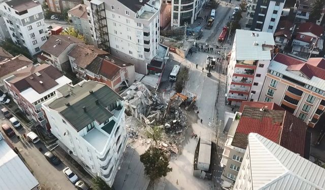 Kocaeli'de yıkılan binanın yakınındaki binalar tahliye edildi; ekipler inceleme başlattı