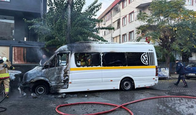 Öğrenci servis minibüsünde çıkan yangın, otomobile sıçradı