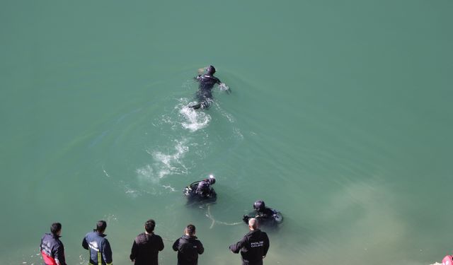 Otomobil baraj gölüne yuvarlandı; 2 kişi öldü, 1 kişi aranıyor