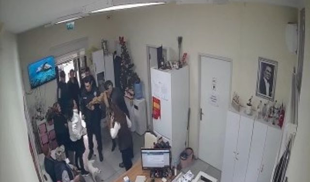 Pendik'te belge almaya gelen kadınla muhtar arasında tekme tokat kavga kamerada