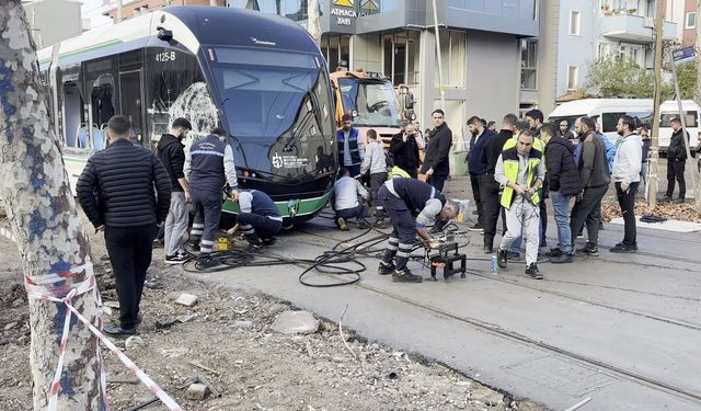 Tramvay ile çöp kamyonu çarpıştı: 3 yaralı