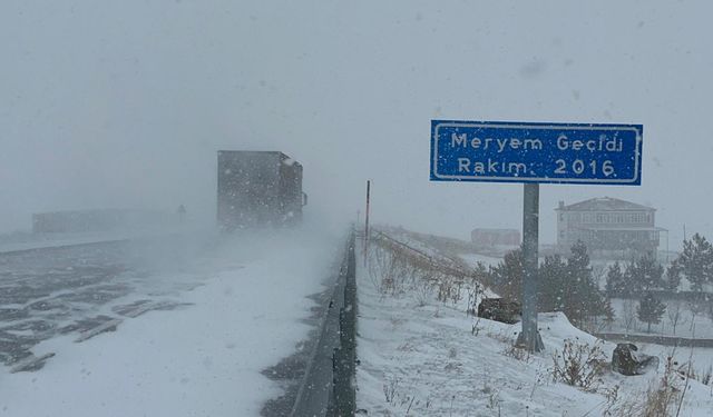 Ardahan'da kar yağışı ulaşımı etkiledi