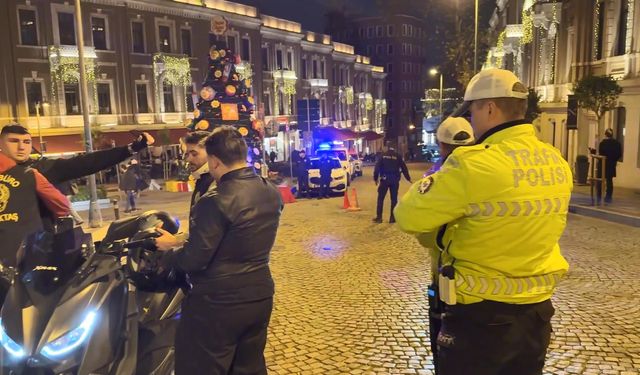 Beşiktaş'ta yüksek sesli müzik açan sürücü polise yakalandı: 14 günde 1,5 milyon lira ceza kesildi
