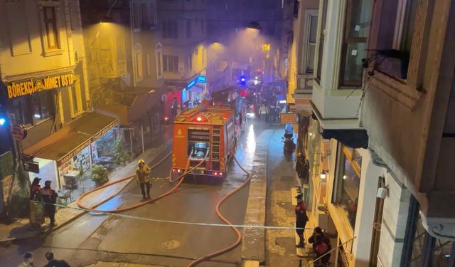 Beyoğlu'nda 2 kişinin dumandan etkilendiği yangındaki patlamalar kamerada