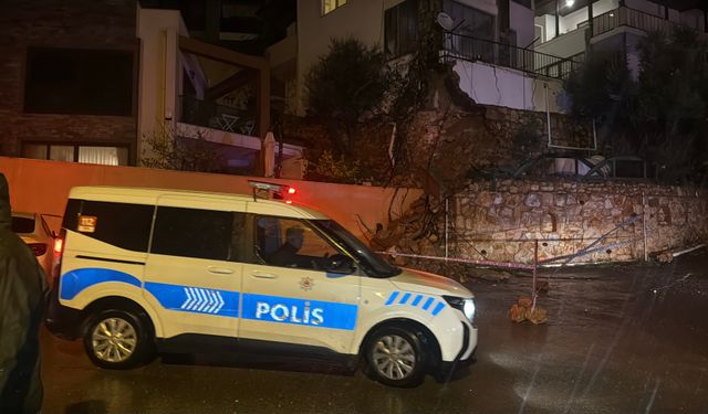 Bodrum'da sağanak; evin istinat duvarı çöktü, yollar göle döndü
