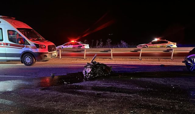 Çanakkale'de 2 otomobil çarpıştı: 5 ölü, 1 yaralı