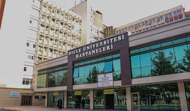 Diyarbakır'da, hastanın bacağından 5 kilo 668 gramlık kitle çıkarıldı