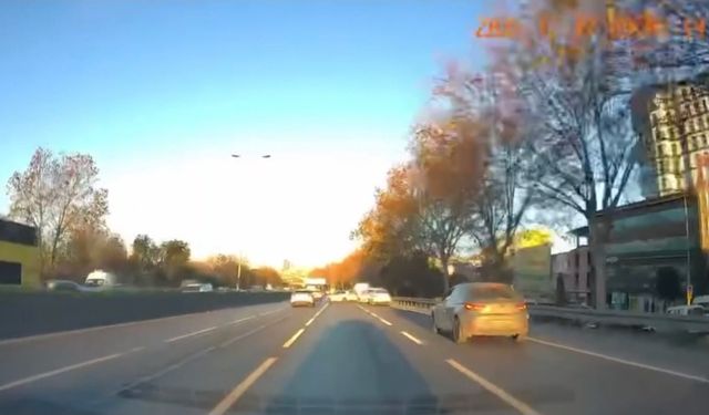 Esenler'de 4 aracın karıştığı zincirleme kaza kamerada