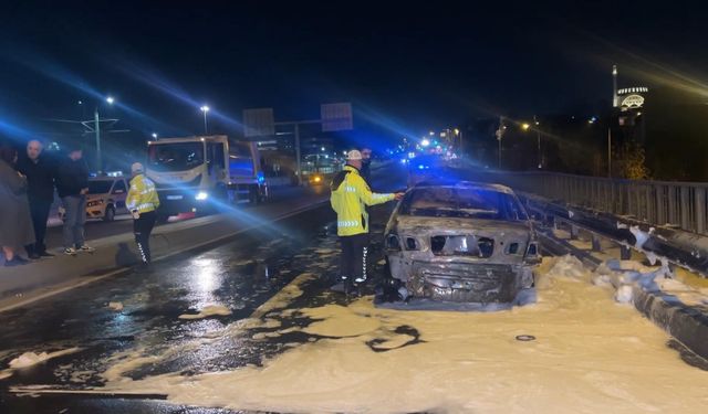 Eyüpsultan'da otomobil alev alev yandı