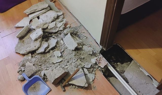 Fatih'te 4 katlı binanın zemininde çökme meydana geldi