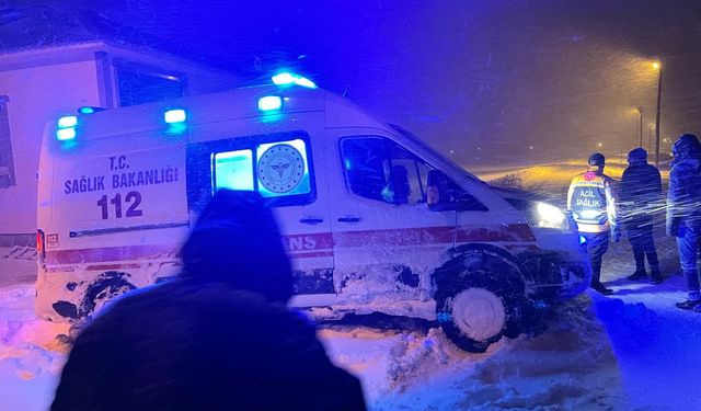 Hakkari'de yolu kardan kapanan köydeki astım hastası, hastaneye ulaştırıldı