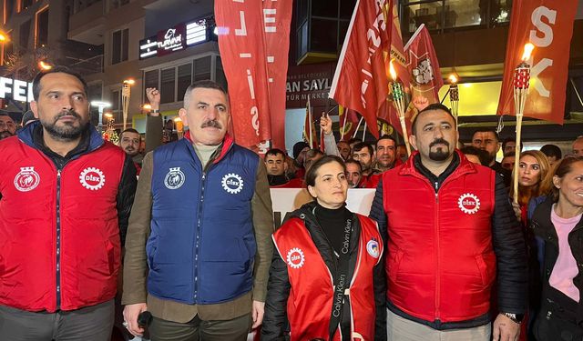 İzmir'de belediye işçileri eylemin ikinci gününde meşalelerle yürüdü