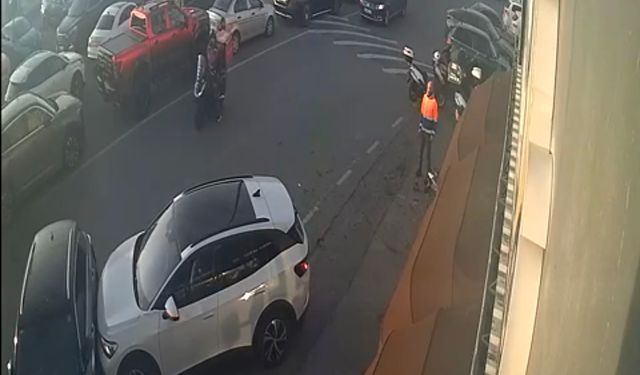 Maltepe'de sürücüsünün fren yerine gaza bastığı otomobil, başka araca çarptı; kaza kamerada