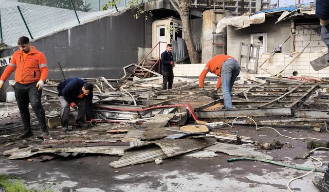 Şişli'de kaçak ve ruhsata aykırı yapıların yıkımı gerçekleştirildi