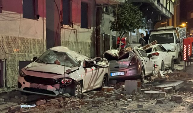 Zeytinburnu'nda 4 katlı binanın çatısından kopan parçalar park halindeki araçların üzerine düştü