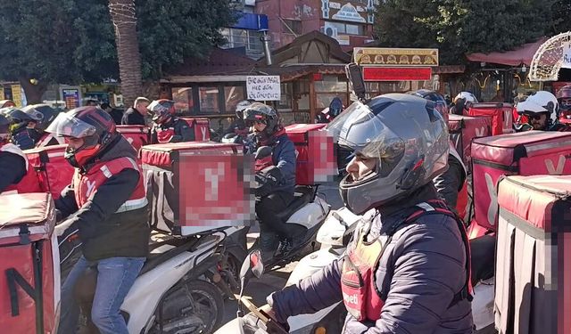 Adana'da kuryeler, kontak kapatıp eylem yaptı