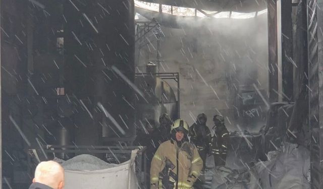 Arnavutköy'de plastik fabrikasında çıkan yangın söndürüldü