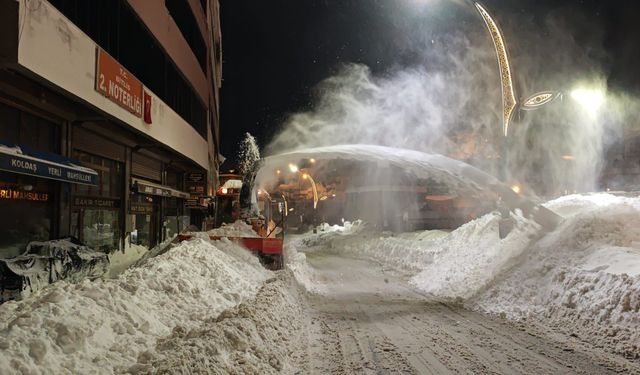 Bitlis'te 85 köy yolu ulaşıma açıldı; binalarda 3 metrelik buz sarkıtları oluştu