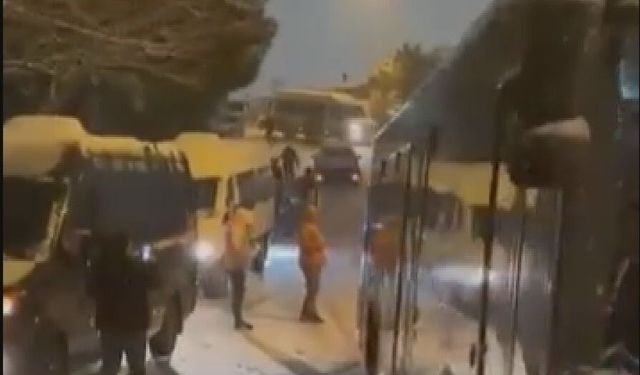 Eyüpsultan'da yokuştan inen İETT otobüsü kar nedeniyle kaydı