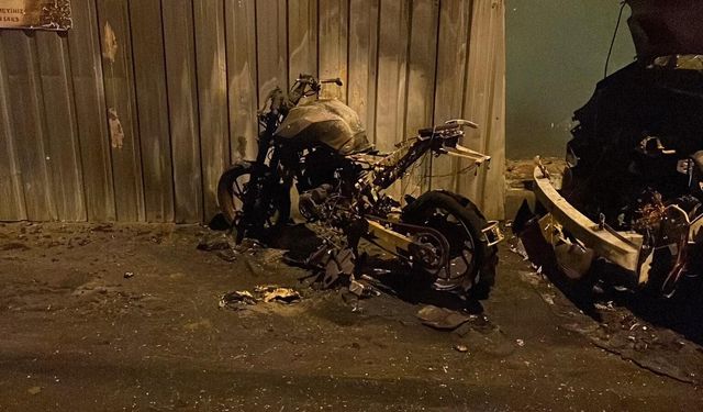 Fatih'te motosiklette çıkan yangın minibüse sıçradı