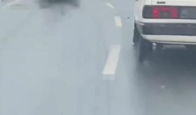 İstanbul trafiğinde plakasız ve aynasız 2 araç böyle ilerledi